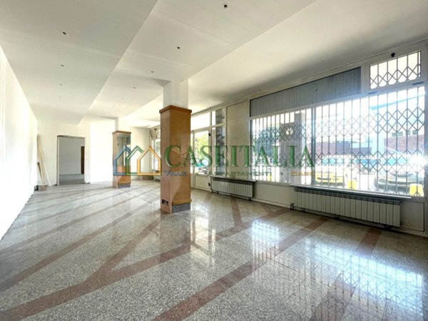 locale commerciale in affitto ad Ivrea