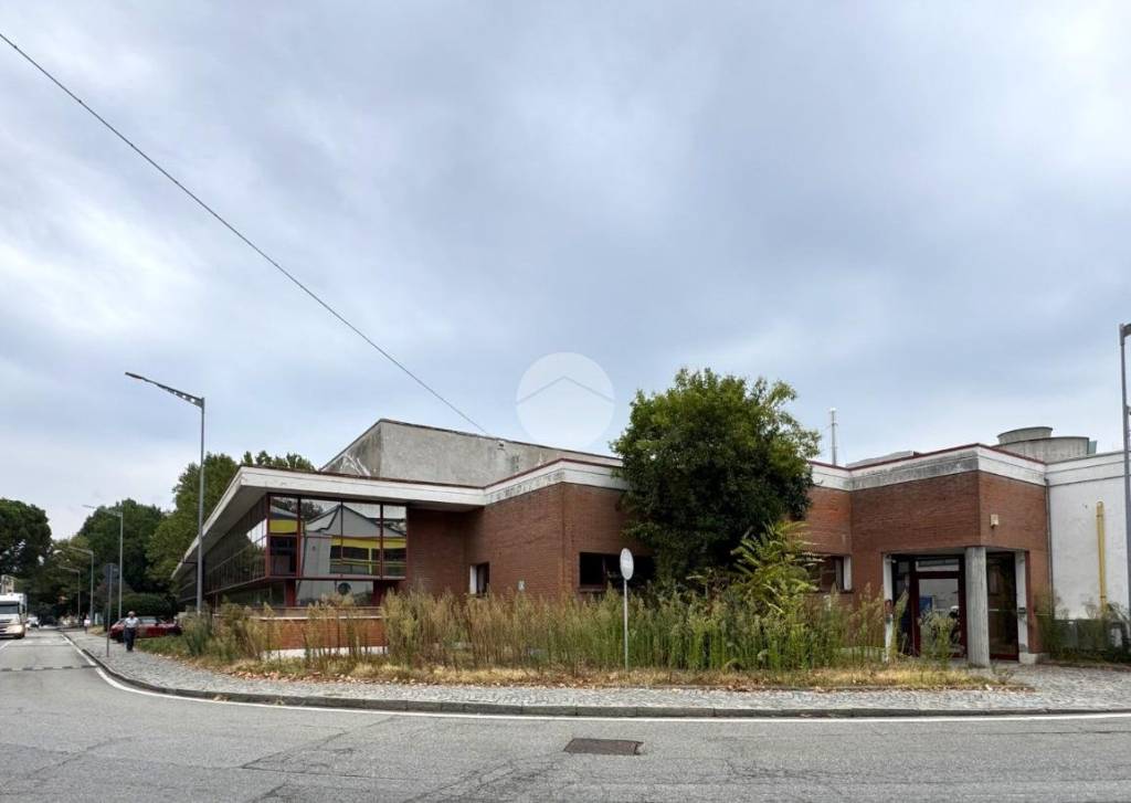 locale commerciale in affitto ad Ivrea