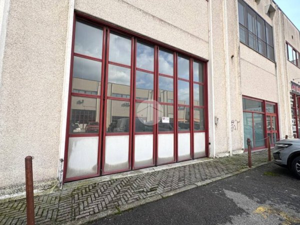locale commerciale in affitto ad Ivrea