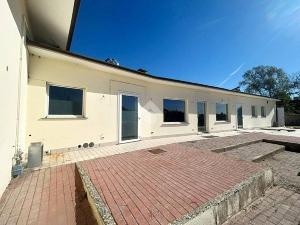 negozio in affitto ad Ivrea