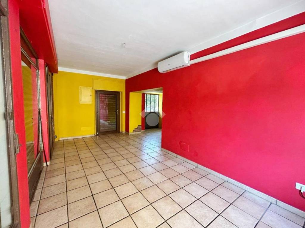 negozio in affitto ad Ivrea