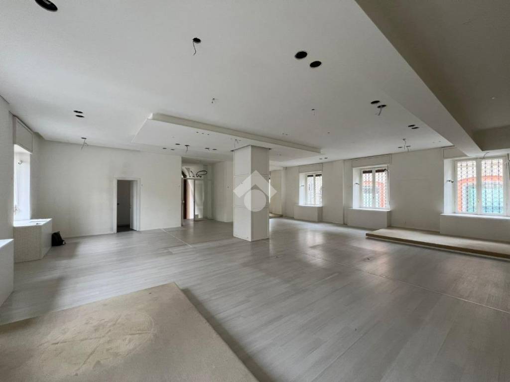 negozio in affitto ad Ivrea