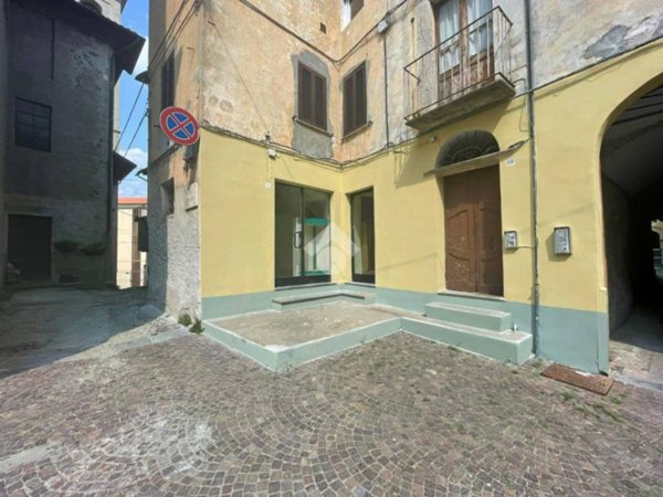 negozio in affitto ad Ivrea