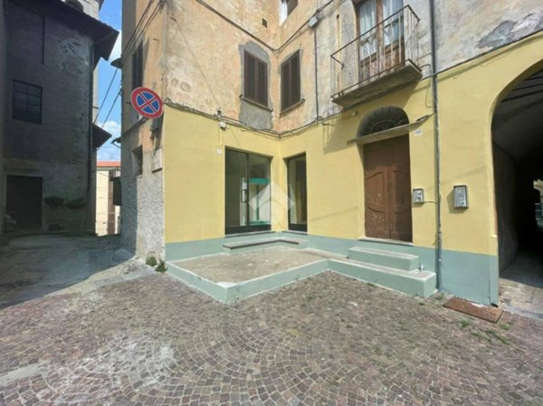 negozio in affitto ad Ivrea