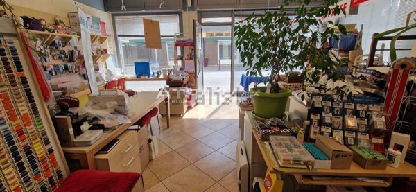 negozio in affitto ad Ivrea