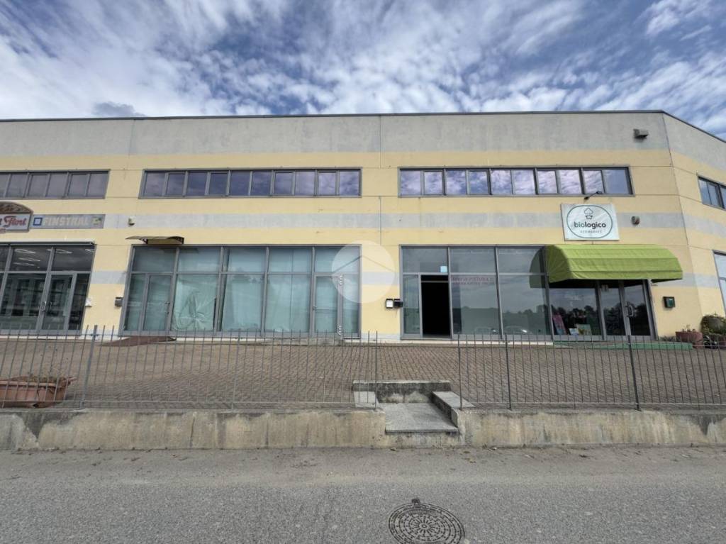 negozio in affitto ad Ivrea