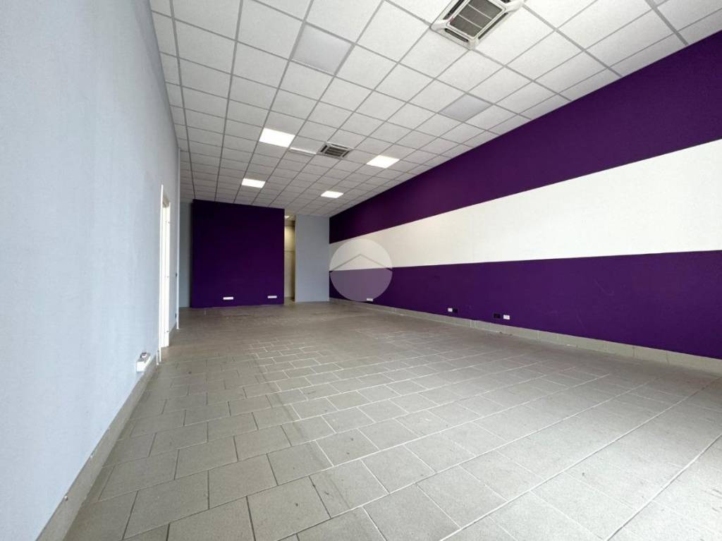 negozio in affitto ad Ivrea