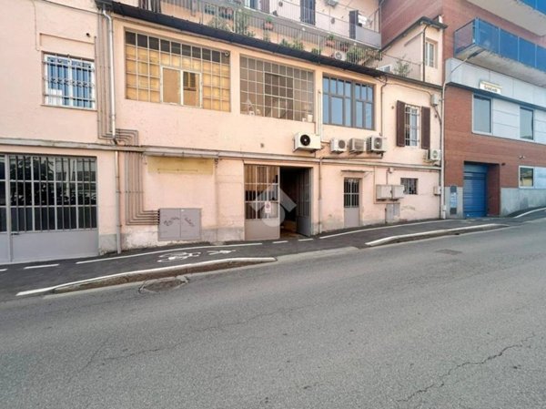 locale commerciale in affitto ad Ivrea