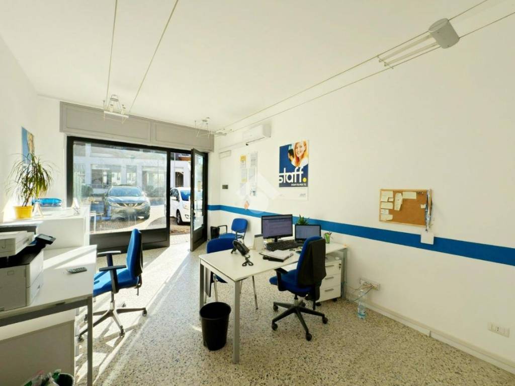 negozio in affitto ad Ivrea