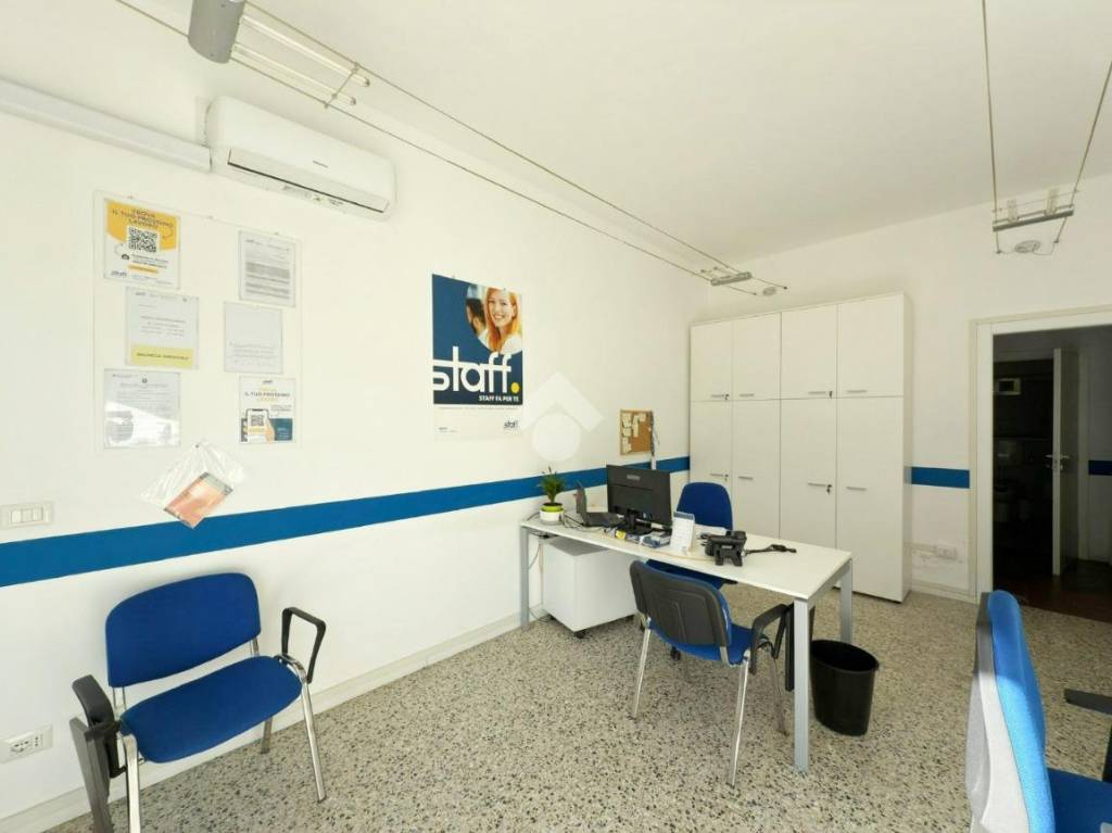 negozio in affitto ad Ivrea