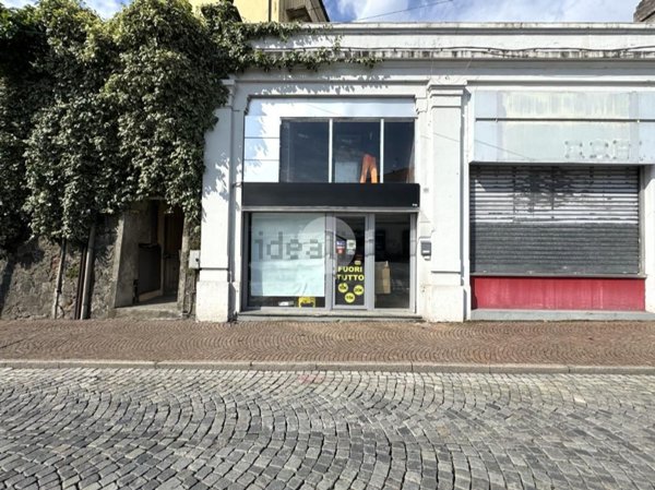 locale commerciale in affitto ad Ivrea