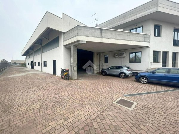 locale commerciale in affitto ad Ivrea