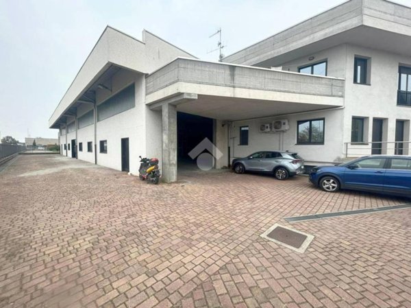 locale commerciale in affitto ad Ivrea