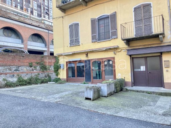 negozio in affitto ad Ivrea