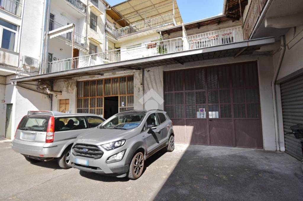 locale commerciale in affitto ad Ivrea