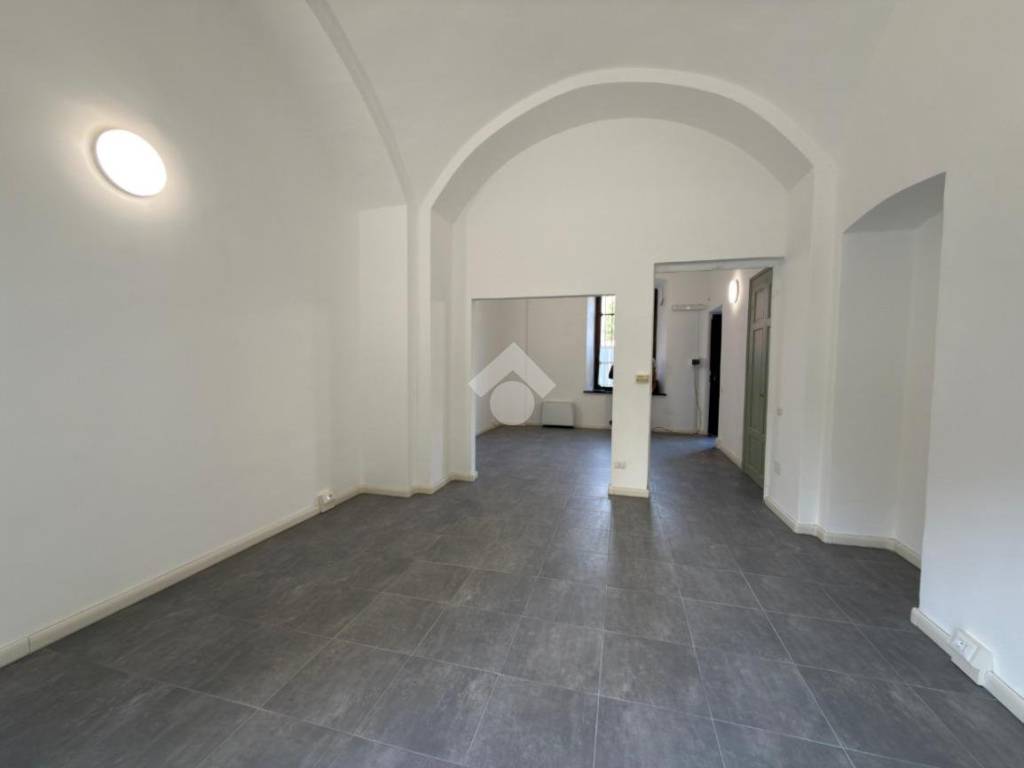 negozio in affitto ad Ivrea