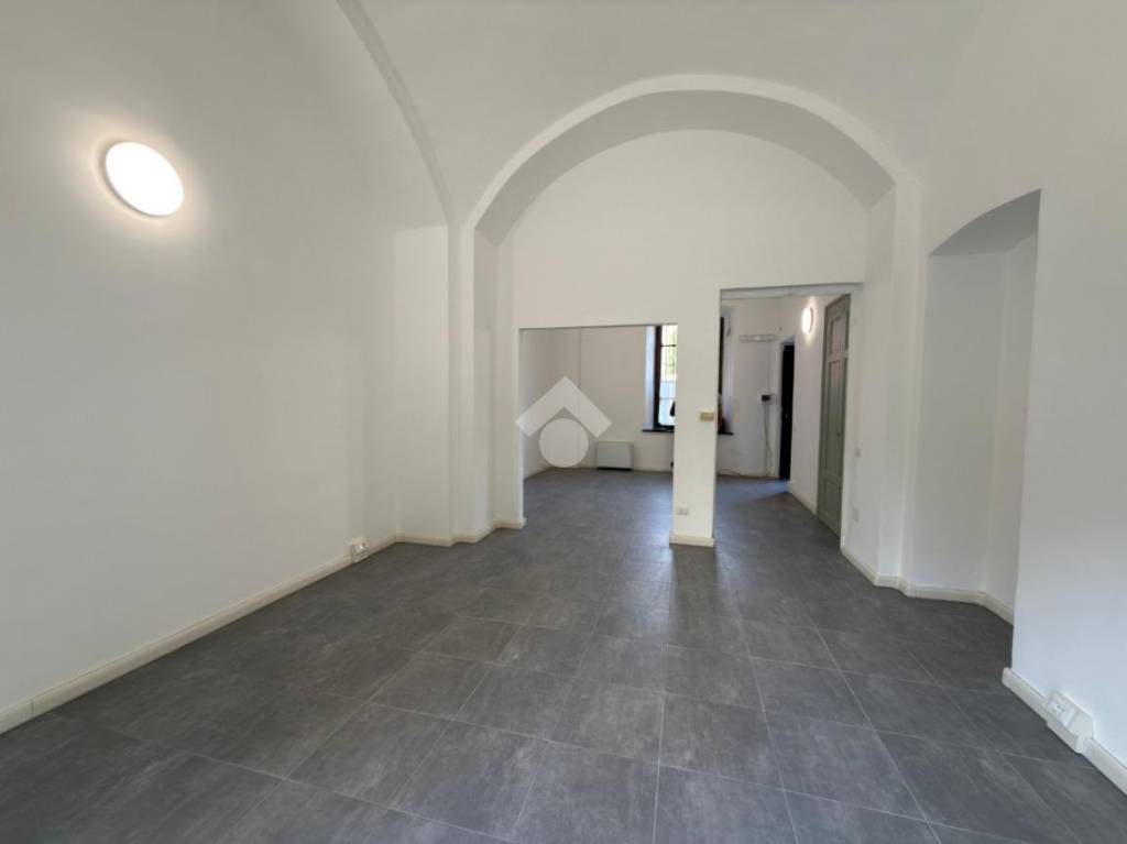 negozio in affitto ad Ivrea