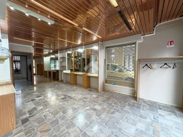 negozio in affitto ad Ivrea