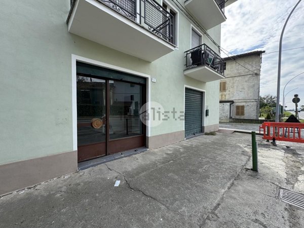 locale commerciale in affitto ad Ivrea