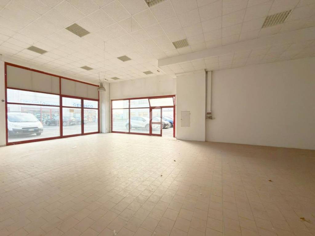 locale commerciale in affitto ad Ivrea