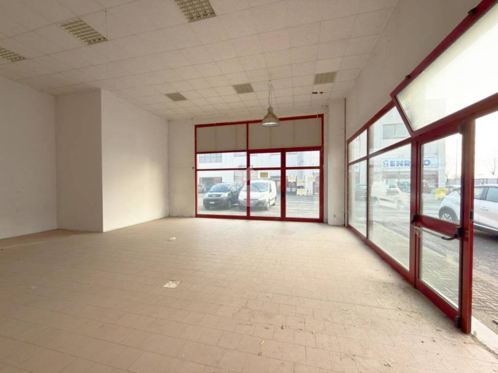 locale commerciale in affitto ad Ivrea