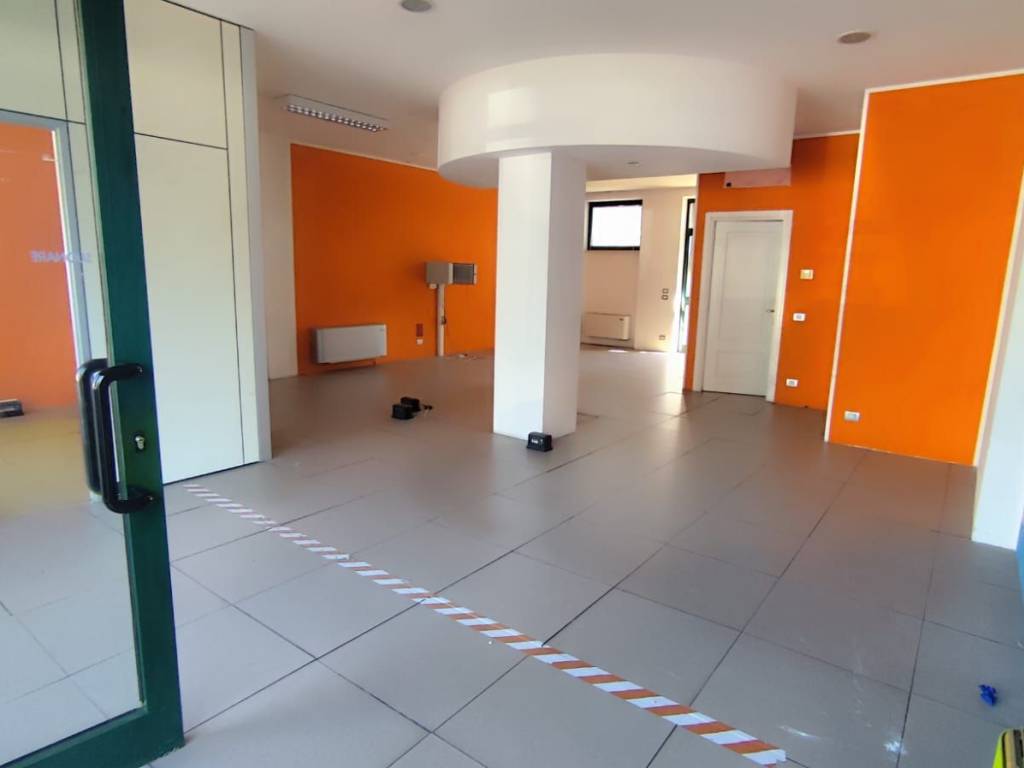 negozio in affitto ad Ivrea