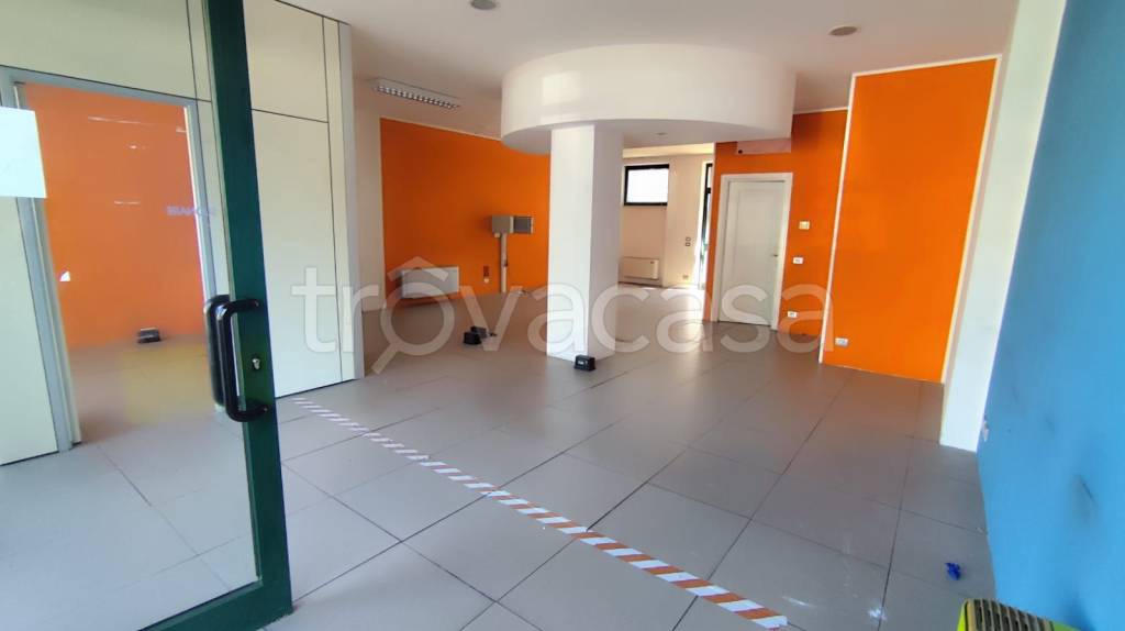 negozio in affitto ad Ivrea