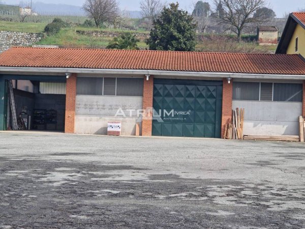 locale commerciale in affitto ad Ivrea