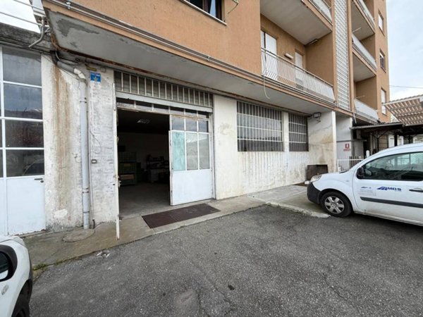locale commerciale in affitto ad Ivrea