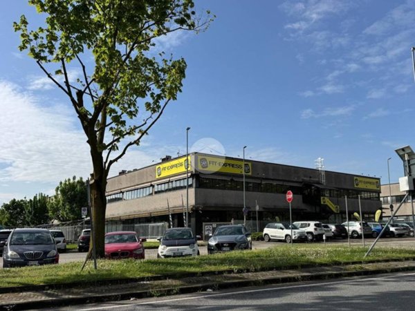 locale commerciale in affitto ad Ivrea