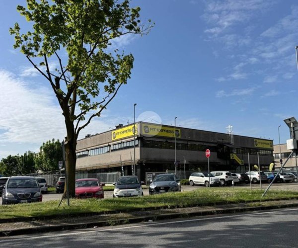 locale commerciale in affitto ad Ivrea