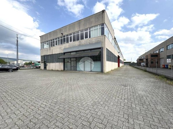 locale commerciale in affitto ad Ivrea