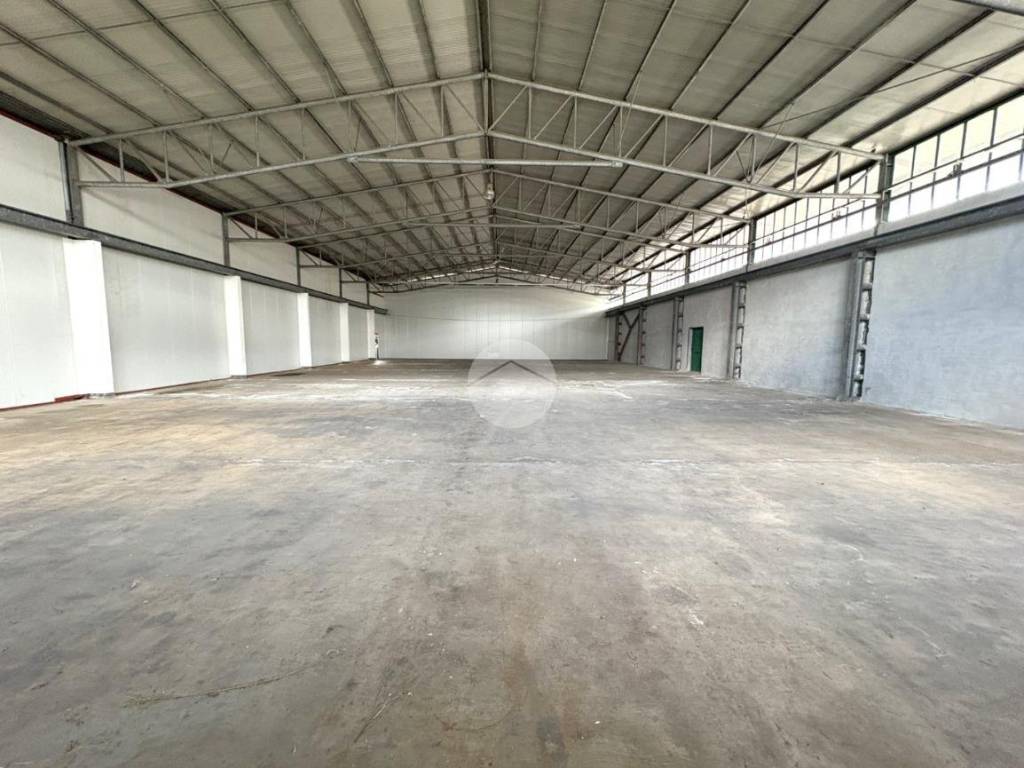 locale commerciale in affitto ad Ivrea