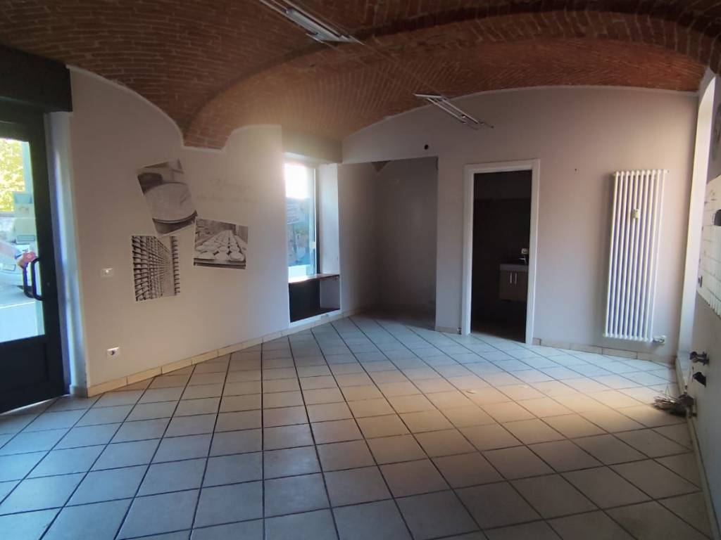 negozio in affitto ad Ivrea