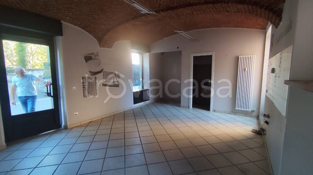 negozio in affitto ad Ivrea