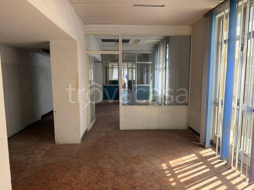 negozio in affitto ad Ivrea