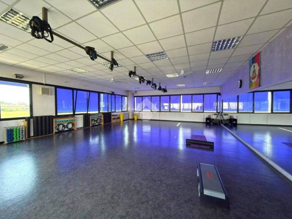 locale commerciale in affitto ad Ivrea