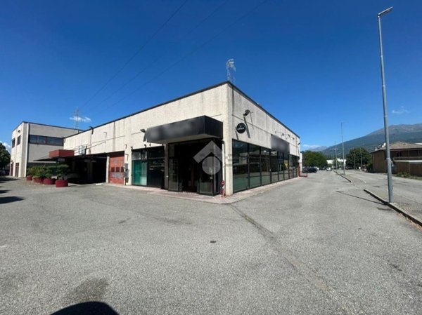 locale commerciale in affitto ad Ivrea