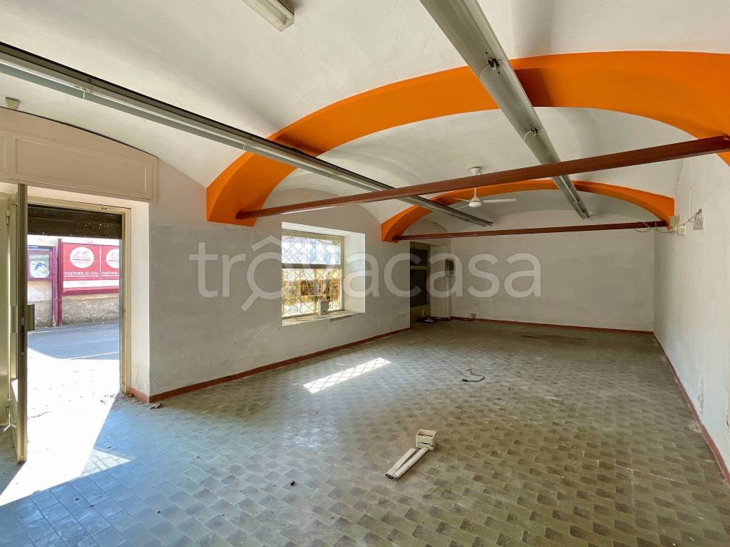 locale commerciale in affitto ad Ivrea