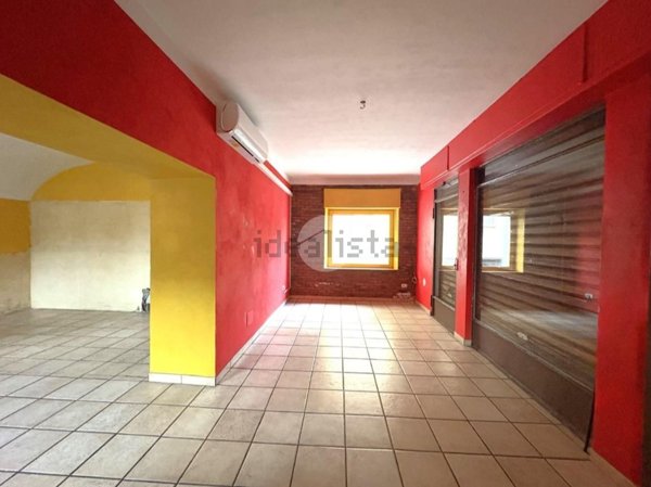 locale commerciale in affitto ad Ivrea