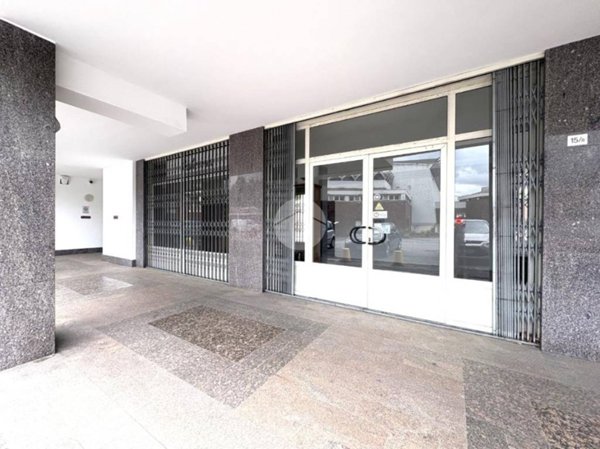 negozio in affitto ad Ivrea