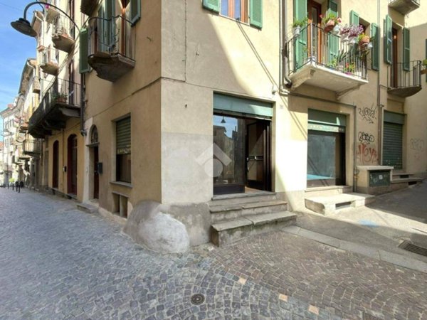 negozio in affitto ad Ivrea