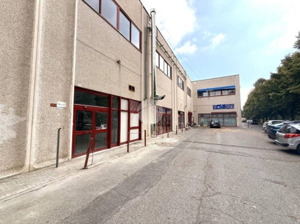 locale commerciale in affitto ad Ivrea