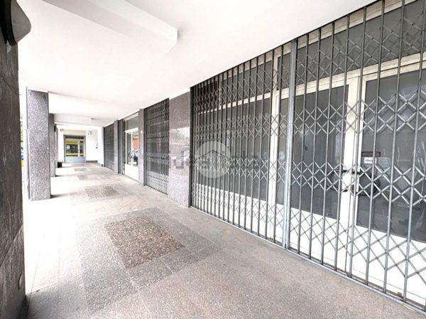 locale commerciale in affitto ad Ivrea
