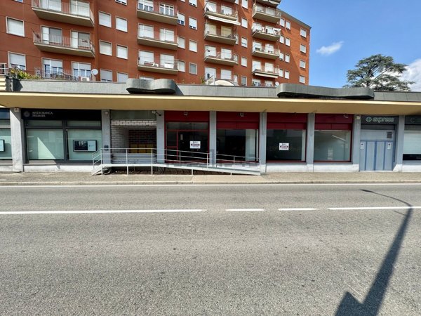 locale commerciale in affitto ad Ivrea