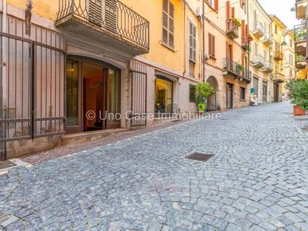 locale commerciale in affitto ad Ivrea