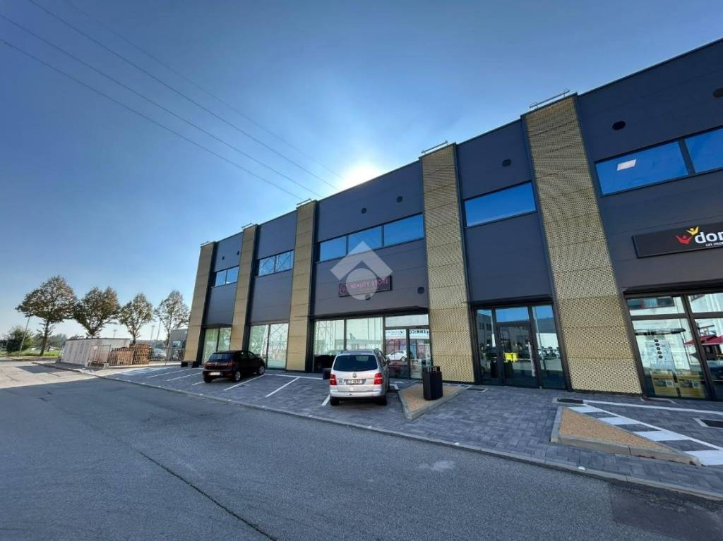 locale commerciale in affitto ad Ivrea
