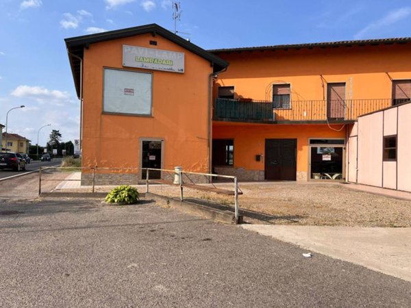 negozio in affitto a Cava Manara in zona Tre Re