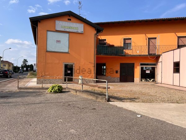 locale commerciale in affitto a Cava Manara