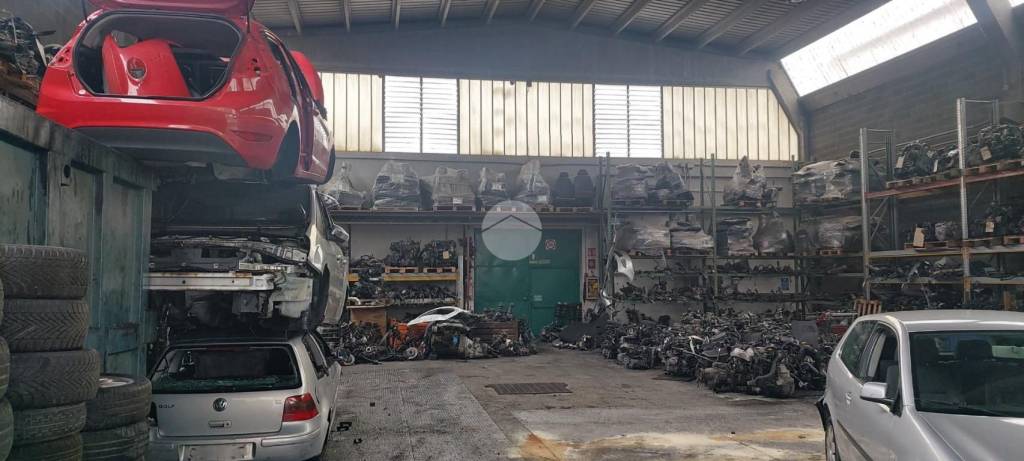 locale commerciale in affitto a Leinì in zona Fornacino